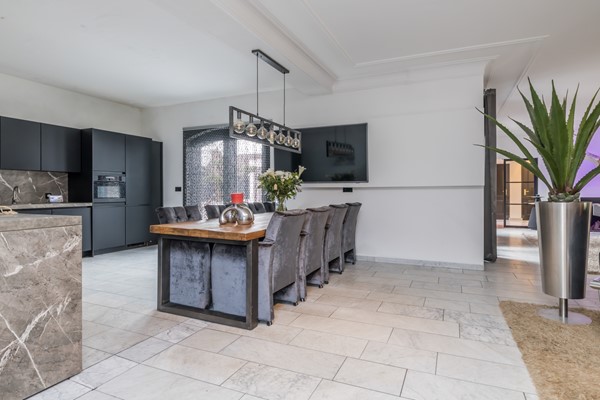 Foto - Te koop: Op een schitterende en rustige locatie in de geliefde villawijk "Moltbos" staat deze stijlvolle, vrijstaande villa met een uitzonderlijk royaal woonoppervlak.